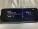 カメラが車線を認識してはみ出しそうになるとステアリングアシストが介入するレーン・キープ・アシストシステムを装備しております。お好みで作動・非作動の設定も可能です。