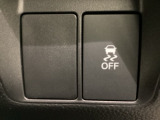 VSA装備車です。VSAはドライバーの操作と車の動きを見守っています。もし車の挙動が乱れたとき、4輪別々にブレーキをかけたり、エンジンパワーをしぼることによって車を安定させます。