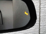 隣車線を走る車両をレーダーで検知し、ドアミラーでは確認しにくい後側方エリアに存在する車両に加え、急接近してくる車両も検知します。車両を検知するとドアミラーに搭載されたLEDインジケーターが点灯します。