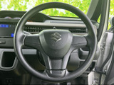 握りやすい形状で、運転操作をサポート。快適なドライビングポジションを確保し、長距離運転も楽々です。
