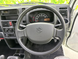握りやすいステアリングは、運転操作をスムーズにします。運転席からの操作性が高く、快適なドライブをサポートします。