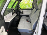 シンプルで機能的なデザインの運転席。操作しやすい配置で、スムーズな運転をサポートします。快適なドライブを楽しめます。