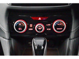 運転席と助手席で違う温度設定が出来るデュアルエアコンを装備。ドライバーが暑くても助手席の方は寒い、そんな時に威力を発揮します。男性と女性では温度の感じ方が違いますのでうれしい機能です。