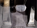 【ペダル】BMWはオルガン式アクセルペダルを採用しています。踏み込む足とペダルが同じ軌跡を描くため、かかとがずれにくく、アクセルコントロールがよりしやすくなるメリットがあります。