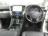 運転席からの視界はこんな感じです☆お気軽にご来店いただき、実際に座って是非お確かめください。ドライバーに寄り添う快適な操作フィールをもたらすステアリングです。