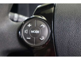 運転中にステアリングから手を離さなくてもオーディオ操作が出来るスイッチを装備しています。走行中に視線を逸らさず出来る手元操作は安全運転につながります。
