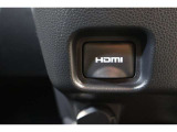 音声と映像が1本のケーブルで伝送できる便利なHDMIを装備しています。iPhoneやスマートフォンの画面と全く同じ画面がカーナビの画面に表示されるので、地図アプリや動画などのミラーリングが可能です。
