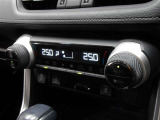 車内の温度管理に便利なオートエアコン☆