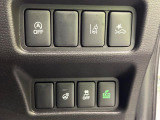 【三菱e-Assist】走行中に前方の車両等を認識し、衝突しそうな時は警報とブレーキで衝突回避と被害軽減をアシスト。より安全にドライブをお楽しみいただけます。