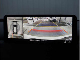 【360&deg;ビュー・モニター】専用カメラにより上から見下ろしたような視点で360度クルマの周囲を確認することができます。駐車が苦手な方でも縦列駐車や幅寄せ時に活躍してくれます。