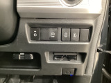 各種機能の切替スイッチは運転席パネル下に集約されています。任意で切り替え可能なため状況に合わせてお使いください。