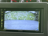 狭い場所での駐車も安心。後方の状況をモニターで確認でき、安全な運転をサポートします。