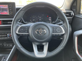握りやすい形状で、快適なドライビングを実現。操作スイッチも配置されており、運転中でも直感的に操作できます。上質な素材感も魅力です。