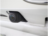 バックカメラが付いているので後方確認が非常にしやすいです。今や運転初心者も熟練者も必須装備!ついていて損はないですね♪