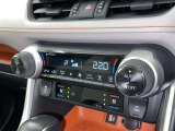 左右独立温度コントロールフルオートエアコンです。運転席、助手席それぞれで独立して温度設定ができます。冷え性の方が乗っても安心ですね♪