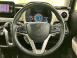 握りやすいステアリング形状で、快適なドライビングを実現。操作性にも優れ、運転の楽しさを引き立てます。