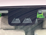 【スマートアシスト】走行中に前方の車両等を認識し、衝突しそうな時は警報とブレーキで衝突回避と被害軽減をアシスト。より安全にドライブをお楽しみいただけます。