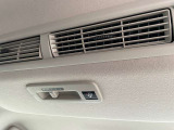 リアシーリングファンも付いておりますので、車内の空気の循環にも役立ちます。
