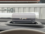 運転席前方に【ヘッドアップディスプレイ】を搭載。車速・シフト位置などの情報を表示。