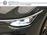【IQ.LIGHT】対向車や前走行車を認識し、マトリックスモジュールに搭載されたLEDを個別に制御照射する先進のライティングテクノロジーを搭載。