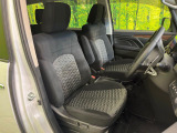運転席まわりには十分なスペースがあり、大柄な方でもゆったり運転していただける環境です。