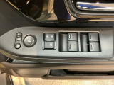 電動格納式リモコンドアミラーと、パワーウィンドウスイッチ等は運転席ドアにあります。