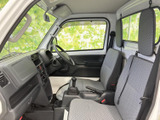 運転席周りのレイアウトは、操作性を重視して設計。必要な情報を一目で確認でき、運転に集中できます。シンプルで機能的な空間です。