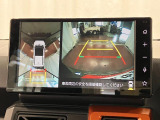 【パノラマモニター】 上から見下ろしたような映像が、運転の不安を軽くします。
