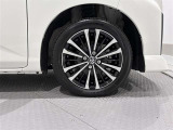 タイヤサイズは(175/55R15)で純正アルミホイールです!