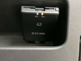 ETC車載器付きです♪高速道路をスイスイと通過!で、キャシュレス!クルマは料金所をノンストップで通過することができます☆