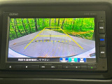 【バックカメラ】駐車時に後方がリアルタイム映像で確認できます。大型商業施設や立体駐車場での駐車時や、夜間のバック時に大活躍!運転スキルに関わらず、今や必須となった装備のひとつです!