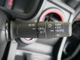 【オートライト】車外の明るさに応じて、自動的にライトの点灯・消灯をしてくれます。トンネルが続くような道でも、スイッチを操作する必要がありません。消し忘れの心配もありません。