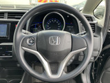 握りやすいステアリングは、運転操作をスムーズにします。快適なドライビング体験をサポートします。
