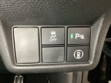 Hondaセンシング用の、VSA(ABS+TCS+横滑り抑制)解除と路外逸脱抑制機能のオンオフスイッチなどはハンドルの右下に装備しています。