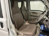 【フロントシート】さまざまな体格の方が快適に運転ができるよう配慮したシートになっております。