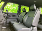 ドライバーの視界を妨げない、広々とした室内空間です。運転に集中できる環境が整っています。