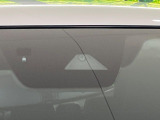 【i-ACTIVESENSE】走行中に前方の車両等を認識し、衝突しそうな時は警報とブレーキで衝突回避と被害軽減をアシスト。より安全にドライブをお楽しみいただけます。