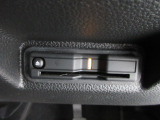 有料道路をキャッシュレスで通行できるETC車載器付きです。運転席足元に設置されています。ETCセットアップ費用は含まれておりません。別途必要となります。