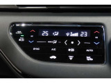 運転席と助手席の温度設定の変更が可能な左右独立タイプのデュアルエアコンです♪♪♪暑がりな人・寒がりな人も誰もが車内を快適にお過ごしいただけます♪♪♪