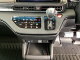 足元スッキリ、インパネシフトです。パーキングブレーキはフットブレーキタイプなので、運転席と助手席の間がスッキリしています。