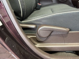 シートハイトアジャスターが付いているので運転姿勢を調整するのに便利ですね。身長に合ったシートポジションは安全運転や疲労軽減にもつながります。