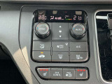 オートエアコンは左右席で独立温度コントロールが可能です。シートヒーター付きで、冷えた車内でもスイッチを押せば数秒で座面と背もたれがあたたかくなります。