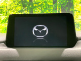 【8インチマツダコネクト】車内の雰囲気にマッチした大型のディスプレイ。スマホ接続でのナビ使用やBluetooth再生等、様々な機能が楽しめます。直感的なダイヤル操作が可能で、使い勝手も良好です。