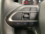 運転中、オーディオの操作をしてて、ハッとしたことはありませんか?ステアリングスイッチは、運転中でもハンドルでオーディオの操作が可能です。安全なドライブをサポートします。