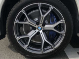 BMW純正21インチホイール。洗練されたデザインで、足元の個性を引き立てます。