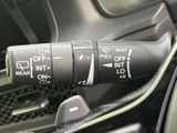 雨天時でもクリアな視界を確保するワイパーレバー。操作も簡単で、安全な運転をサポートします。悪天候時でも安心です。
