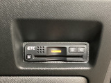 ハンドルの右下にETCがついています。高速道路の料金所の通過も楽々です!。 カードの取り出しもしやすい場所についています。