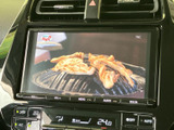 停車中にテレビや映像を楽しめるTV機能。休憩時間などにリラックスできる空間を提供します。長距離移動の際に役立ちそうですね。