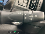 操作しやすい位置に配置されたウインカーレバーで、安全な車線変更をサポート。スムーズな操作感で、運転のしやすさを向上させています。
