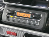 【オートエアコン】一度お好みの温度に設定すれば、車内の温度を検知し風量や温度を自動で調整。暑い&hellip;寒い&hellip;と何度もスイッチ操作をする必要はありません。快適な車内空間には必須の機能ですね♪